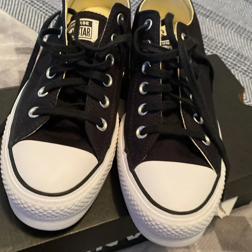 Ladies CONVERSE Platforms NWB size 8.5 - Picture 6 of 7